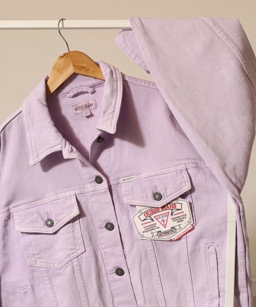 GUESS JEANS(ゲスジーンズ)の「GUESS JEANS GJ OVERSIZE TRUCKER JACKET ゲス オーバーサイズ デニムトラッカージャケット(デニムジャケット・レディース・ホワイト/パープル・XS/S/M)」の1枚目の写真