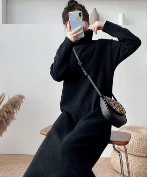 Maison Calme(メゾンカルム)の「サイドスリットタートルネックロングニットワンピース(ワンピース・レディース・ベージュ/ブラウン/ブラック/アイボリー・F)」の6枚目の写真