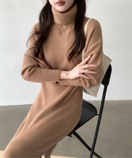 Maison Calme(メゾンカルム)の「サイドスリットタートルネックロングニットワンピース(ワンピース・レディース・ベージュ/ブラウン/ブラック/アイボリー・F)」の12枚目の写真