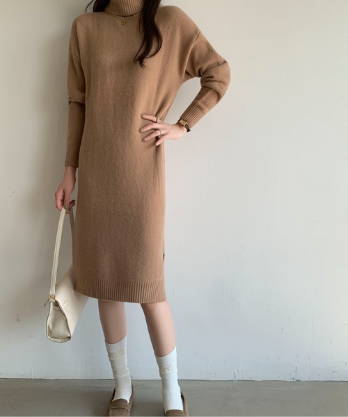 Maison Calme(メゾンカルム)の「サイドスリットタートルネックロングニットワンピース(ワンピース・レディース・ベージュ/ブラウン/ブラック/アイボリー・F)」の13枚目の写真