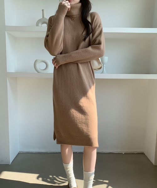 Maison Calme(メゾンカルム)の「サイドスリットタートルネックロングニットワンピース(ワンピース・レディース・ベージュ/ブラウン/ブラック/アイボリー・F)」の16枚目の写真