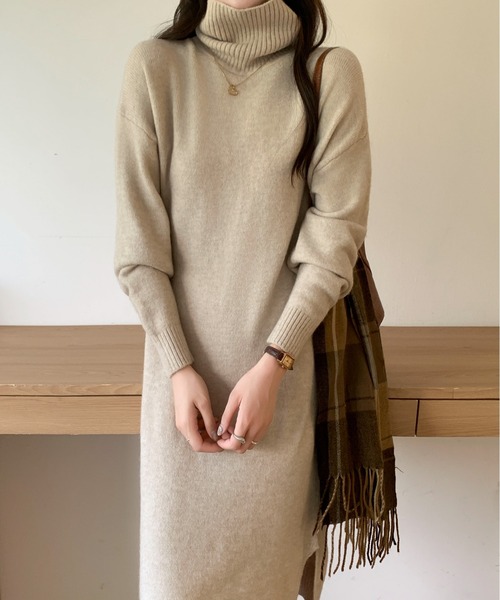 Maison Calme(メゾンカルム)の「サイドスリットタートルネックロングニットワンピース(ワンピース・レディース・ベージュ/ブラウン/ブラック/アイボリー・F)」の21枚目の写真