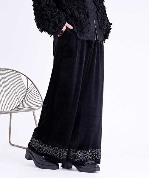 ベロア刺繍フレアパンツ（スラックス）｜Ellno Loset（エルノロゼット