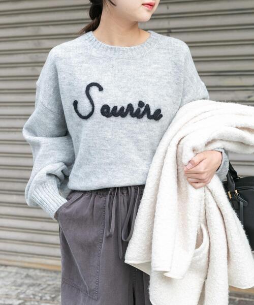 ITEMS URBANRESEARCH(アイテムズ アーバンリサーチ)の「クルーネックロゴニットプルオーバー(ニット/セーター・レディース・ネイビー/イエロー/ライトグレー・FREE)」の7枚目の写真