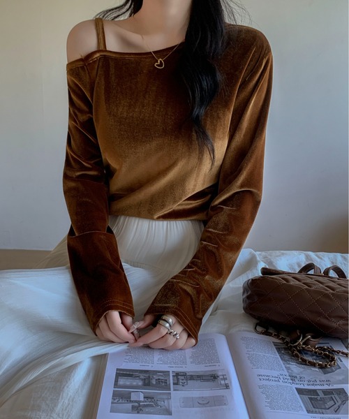 Maison Calme（メゾンカルム）の「アシンメトリーワンショルベロアギャザー長袖トップス　【トレンド】　結婚式　セレモニー（Tシャツ/カットソー・レディース・ブラック/ブラウン・F）」の22枚目の写真