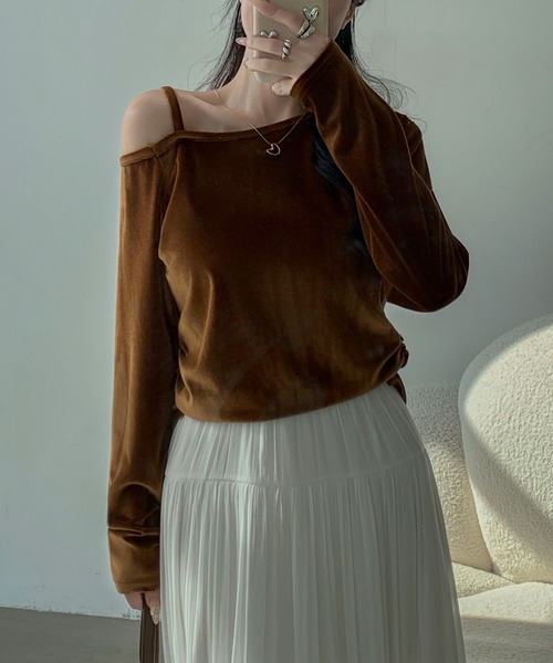 Maison Calme（メゾンカルム）の「アシンメトリーワンショルベロアギャザー長袖トップス　【トレンド】　結婚式　セレモニー（Tシャツ/カットソー・レディース・ブラック/ブラウン・F）」の17枚目の写真