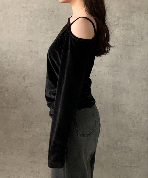 Maison Calme（メゾンカルム）の「アシンメトリーワンショルベロアギャザー長袖トップス　【トレンド】　結婚式　セレモニー（Tシャツ/カットソー・レディース・ブラック/ブラウン・F）」の4枚目の写真