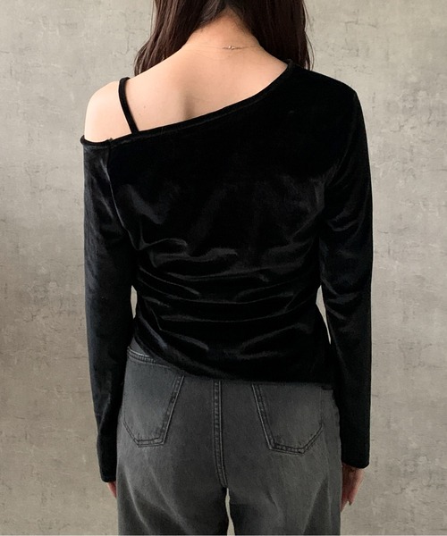 Maison Calme（メゾンカルム）の「アシンメトリーワンショルベロアギャザー長袖トップス　【トレンド】　結婚式　セレモニー（Tシャツ/カットソー・レディース・ブラック/ブラウン・F）」の5枚目の写真