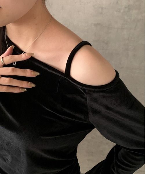 Maison Calme（メゾンカルム）の「アシンメトリーワンショルベロアギャザー長袖トップス　【トレンド】　結婚式　セレモニー（Tシャツ/カットソー・レディース・ブラック/ブラウン・F）」の8枚目の写真