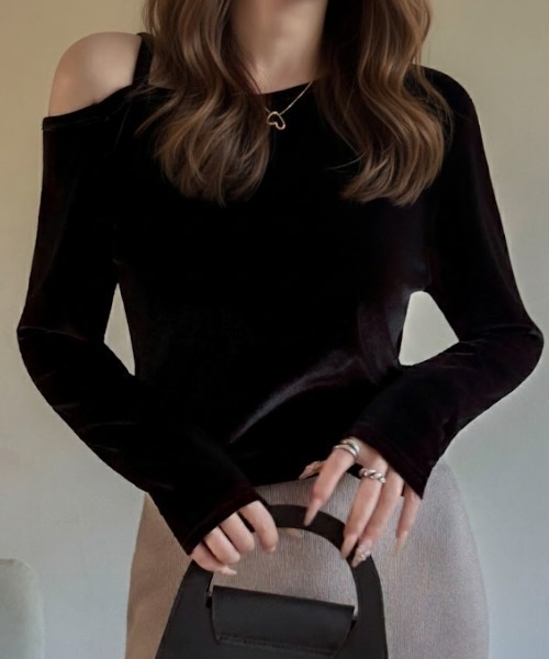 Maison Calme（メゾンカルム）の「アシンメトリーワンショルベロアギャザー長袖トップス　【トレンド】　結婚式　セレモニー（Tシャツ/カットソー・レディース・ブラック/ブラウン・F）」の11枚目の写真