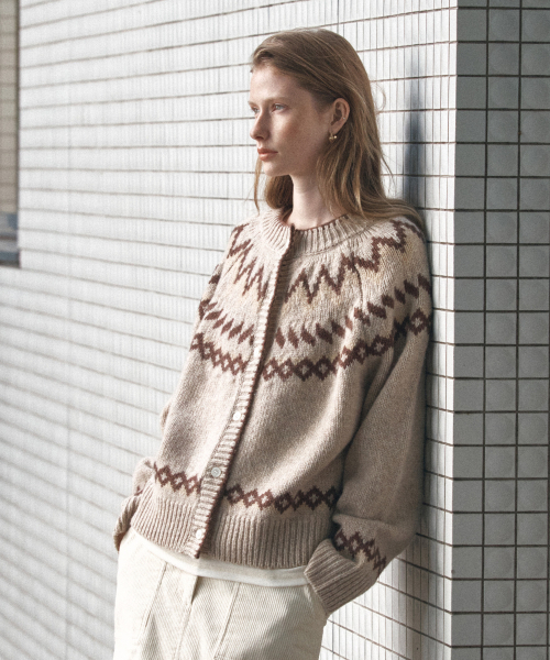 SIYAZU（シヤジュ）の「SIKN2166 ノルディックジャカードニットカーディガン_Beige（カーディガン/ボレロ・レディース・Beige・ONE）」の2枚目の写真