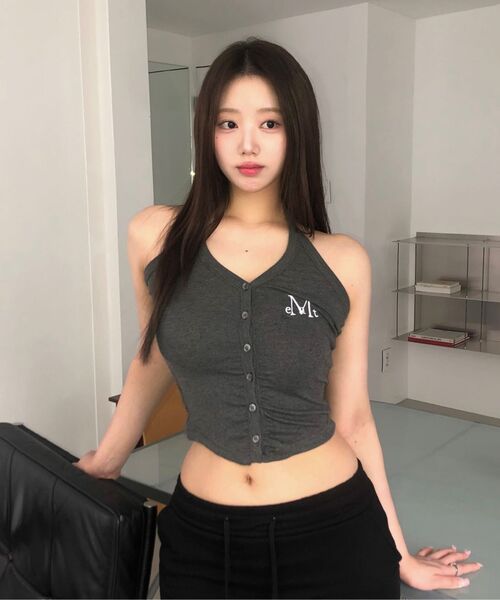 MUCENT（ムセント）の「メラホルターネッククロップスリーブレスナシ（4カラー）（Tシャツ/カットソー・レディース・ホワイト/ブラック/グレー/チャコール・FREE）」の5枚目の写真