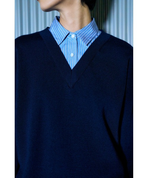 ENFOLD（エンフォルド）の「シャツレイヤードプルオーバー（ニット/セーター・レディース・ホワイト/チャコールグレー/ダークネイビー・38）」の7枚目の写真