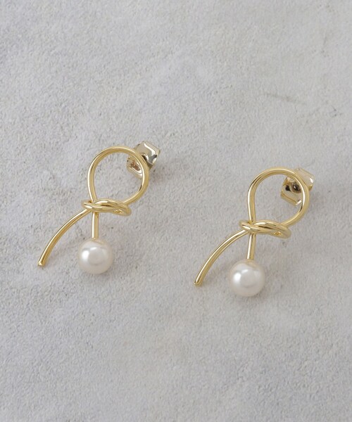 OPAQUE.CLIP（オペークドットクリップ）の「ねじれメタルフェイクパールピアス（ピアス（両耳用）・レディース・シルバー/ゴールド・00）」の2枚目の写真