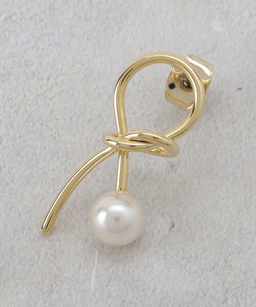 OPAQUE.CLIP（オペークドットクリップ）の「ねじれメタルフェイクパールピアス（ピアス（両耳用）・レディース・シルバー/ゴールド・00）」の4枚目の写真