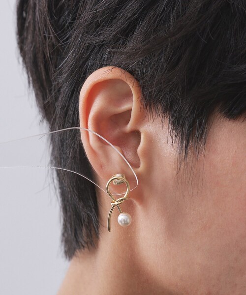 OPAQUE.CLIP（オペークドットクリップ）の「ねじれメタルフェイクパールピアス（ピアス（両耳用）・レディース・シルバー/ゴールド・00）」の6枚目の写真