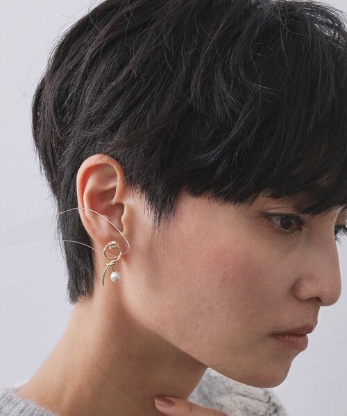 OPAQUE.CLIP（オペークドットクリップ）の「ねじれメタルフェイクパールピアス（ピアス（両耳用）・レディース・シルバー/ゴールド・00）」の7枚目の写真