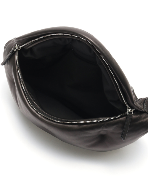 EDIFICE（エディフィス）の「MAISON MARGIELA (メゾン マルジェラ) GLAM SLAM BELT BAG（クラッチバッグ・メンズ・ブラック・FREE）」の5枚目の写真