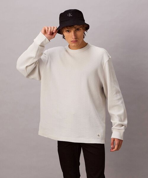 Calvin Klein(カルバン・クライン)の「【ユニセックス】長袖Tシャツ - ロゴパッチロングスリーブワッフルTシャツ(Tシャツ/カットソー・メンズ・ブラック/グレー/ベージュ・L/XL/M/S)」の3枚目の写真