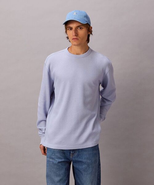 Calvin Klein(カルバン・クライン)の「【ユニセックス】長袖Tシャツ - ロゴパッチロングスリーブワッフルTシャツ(Tシャツ/カットソー・メンズ・ブラック/グレー/ベージュ・L/XL/M/S)」の2枚目の写真