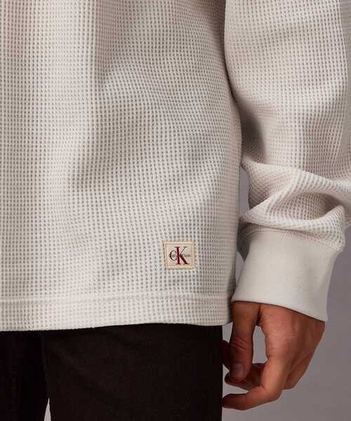 Calvin Klein(カルバン・クライン)の「【ユニセックス】長袖Tシャツ - ロゴパッチロングスリーブワッフルTシャツ(Tシャツ/カットソー・メンズ・ブラック/グレー/ベージュ・L/XL/M/S)」の6枚目の写真