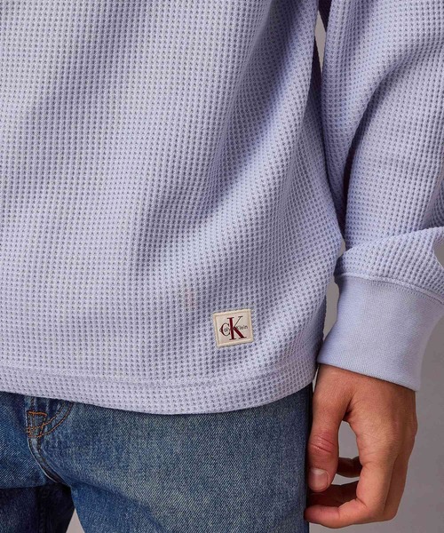 Calvin Klein(カルバン・クライン)の「【ユニセックス】長袖Tシャツ - ロゴパッチロングスリーブワッフルTシャツ(Tシャツ/カットソー・メンズ・ブラック/グレー/ベージュ・L/XL/M/S)」の8枚目の写真