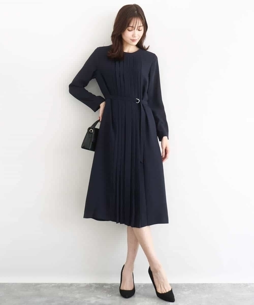 MK MICHEL KLEIN（エムケーミッシェルクラン）の「サテンジョーゼット プリーツワンピース/洗える（ワンピース・レディース・ライトグレー/ネイビー/ブラック・38）」の4枚目の写真