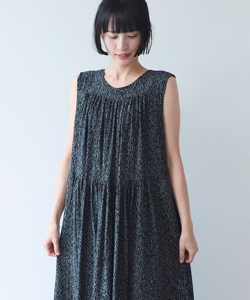 yuni(ユニ )の「Rayon/Cupra/cotton print tiered no sleeves ワンピース(ワンピース・レディース・ブラック系その他2・FREE)」の2枚目の写真