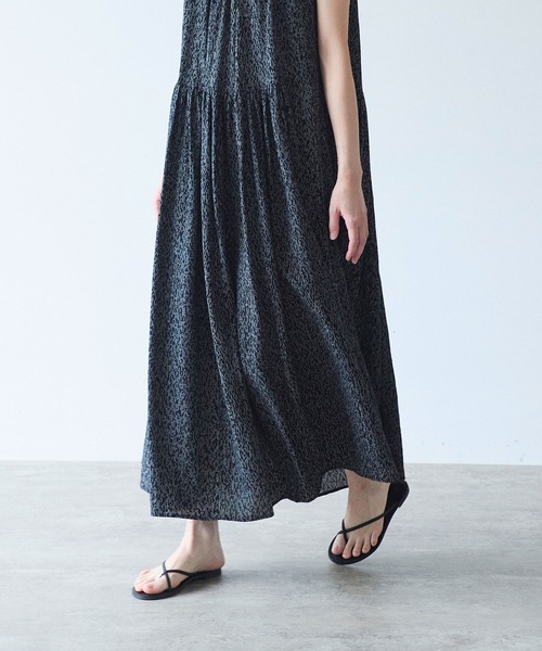 yuni(ユニ )の「Rayon/Cupra/cotton print tiered no sleeves ワンピース(ワンピース・レディース・ブラック系その他2・FREE)」の3枚目の写真