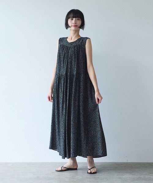 yuni(ユニ )の「Rayon/Cupra/cotton print tiered no sleeves ワンピース(ワンピース・レディース・ブラック系その他2・FREE)」の4枚目の写真