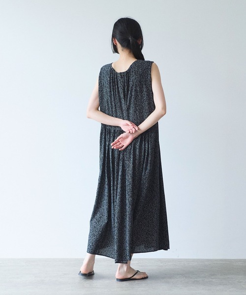 yuni(ユニ )の「Rayon/Cupra/cotton print tiered no sleeves ワンピース(ワンピース・レディース・ブラック系その他2・FREE)」の7枚目の写真