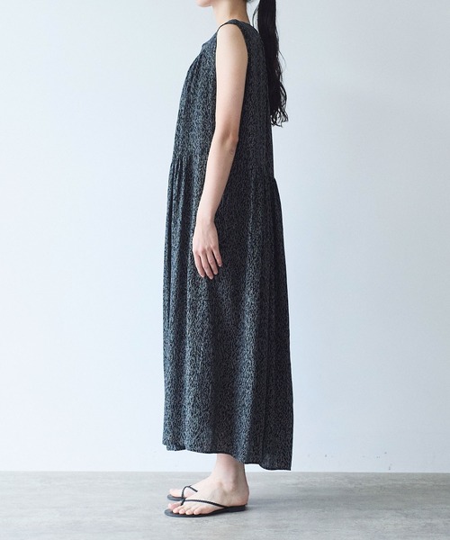 yuni(ユニ )の「Rayon/Cupra/cotton print tiered no sleeves ワンピース(ワンピース・レディース・ブラック系その他2・FREE)」の9枚目の写真
