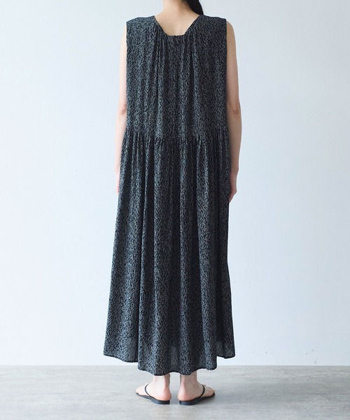 yuni(ユニ )の「Rayon/Cupra/cotton print tiered no sleeves ワンピース(ワンピース・レディース・ブラック系その他2・FREE)」の10枚目の写真