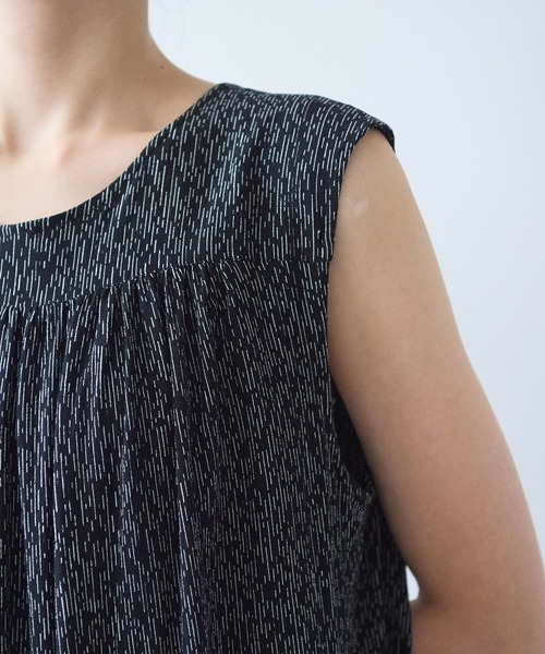 yuni(ユニ )の「Rayon/Cupra/cotton print tiered no sleeves ワンピース(ワンピース・レディース・ブラック系その他2・FREE)」の12枚目の写真
