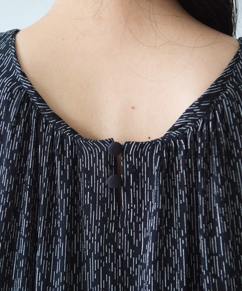 yuni(ユニ )の「Rayon/Cupra/cotton print tiered no sleeves ワンピース(ワンピース・レディース・ブラック系その他2・FREE)」の14枚目の写真