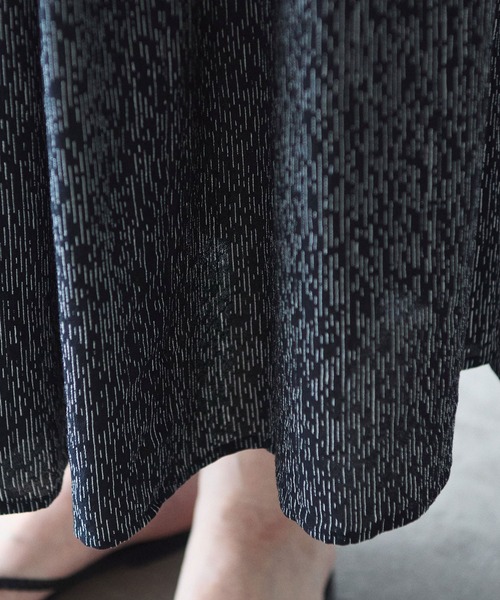 yuni(ユニ )の「Rayon/Cupra/cotton print tiered no sleeves ワンピース(ワンピース・レディース・ブラック系その他2・FREE)」の16枚目の写真