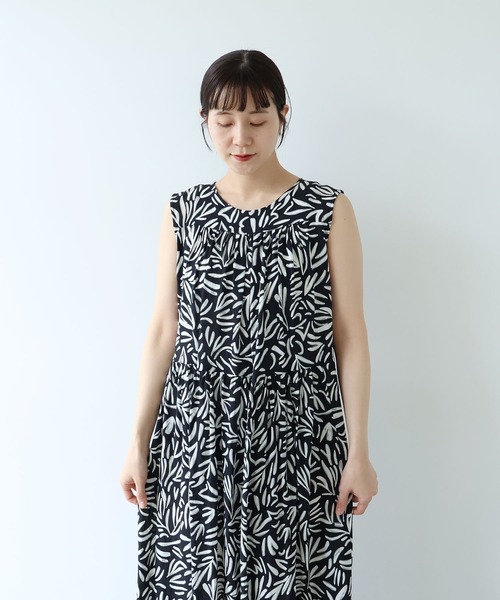 yuni（ユニ　）の「Rayon/Cupra/cotton print tiered  no sleeves ワンピース（ワンピース・レディース・ブラック系その他2/ブラック系その他/ブラック系その他3・FREE）」の21枚目の写真