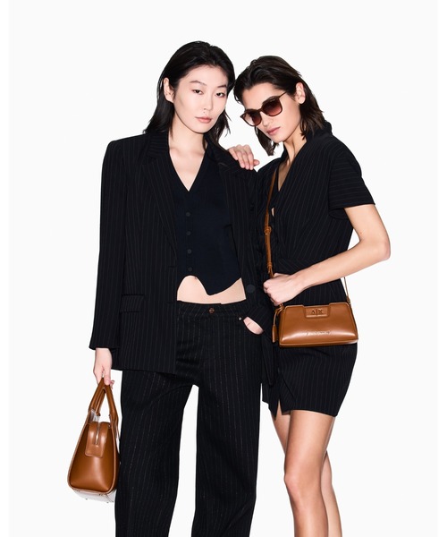 ARMANI EXCHANGE(アルマーニエクスチェンジ)の「【A|X アルマーニ エクスチェンジ】AXメタリックロゴ ノースリーブニットジレ(ベスト・レディース・ブラック・SMALL/MEDIUM/LARGE)」の4枚目の写真