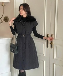 I.O.E（アイオイ）の「キルティング　ウエストマーク　ノースリーブ　ロングベスト（ダウンジャケット/コート）」