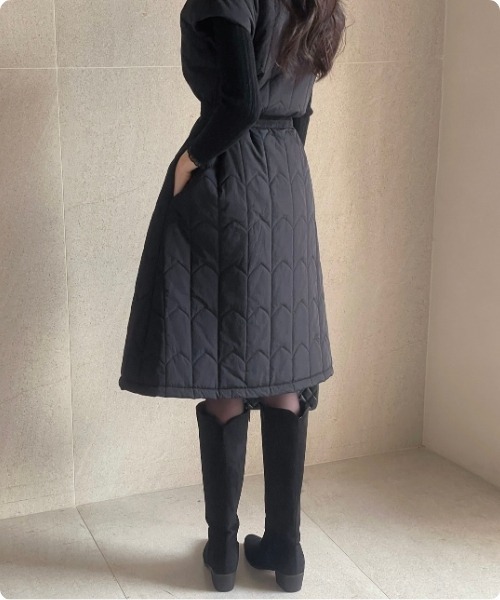 I.O.E(アイオイ)の「キルティング ウエストマーク ノースリーブ ロングベスト(ダウンジャケット/コート・レディース・ブラック/アイボリー・FREE)」の8枚目の写真