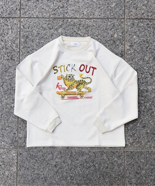 ATELANE(アテレーン)の「ATELANE / スウェードポンチ/アソート/刺繍デザイン/ロングスリーブ(Tシャツ/カットソー・メンズ・ブラック/ブラック系その他2/ブラック系その他/ホワイト系その他2/ブルー/ベージュ/ホワイト系その他/アイボリー/グレー・LARGE/X-LARGE/MEDIUM)」の3枚目の写真
