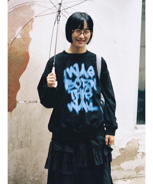 ISTKUNST(イストクンスト)の「BORN THIS WAY SWEATSHIRTS_BLACK(IK2EFMM444A)(スウェット・レディース・ブラック・M/L/S)」の1枚目の写真