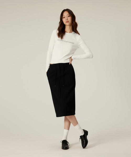 BUTTON SEOUL（ボタンソウル）の「[ウィメンズ] モーダルブレンドハンドライティングフォントセミクロップロングスリーブTシャツ(2 COLORS)（Tシャツ/カットソー・レディース・ブラック/ホワイト・SMALL/MEDIUM/LARGE）」の3枚目の写真