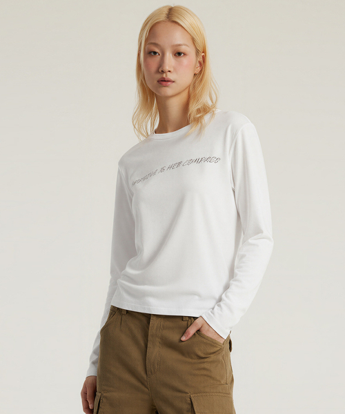 BUTTON SEOUL（ボタンソウル）の「[ウィメンズ] モーダルブレンドハンドライティングフォントセミクロップロングスリーブTシャツ(2 COLORS)（Tシャツ/カットソー・レディース・ブラック/ホワイト・SMALL/MEDIUM/LARGE）」の4枚目の写真