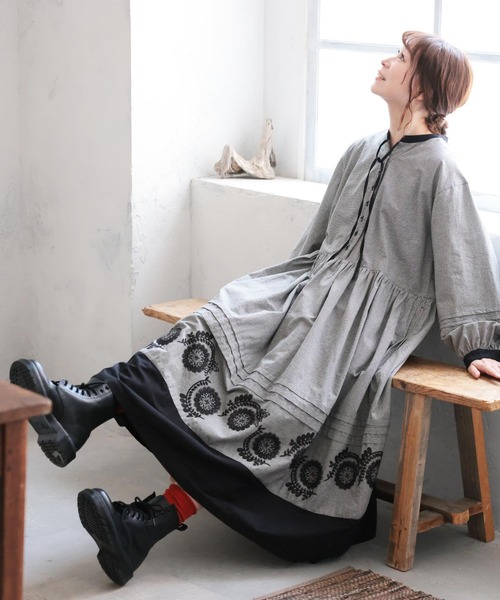 soulberry(ソウルベリー)の「裾に咲くワンピース(ワンピース・レディース・ブラック・M/L/LL/4L/5L)」の1枚目の写真