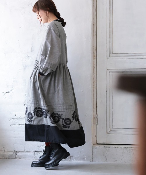 soulberry(ソウルベリー)の「裾に咲くワンピース(ワンピース・レディース・ブラック・M/L/LL/4L/5L)」の2枚目の写真