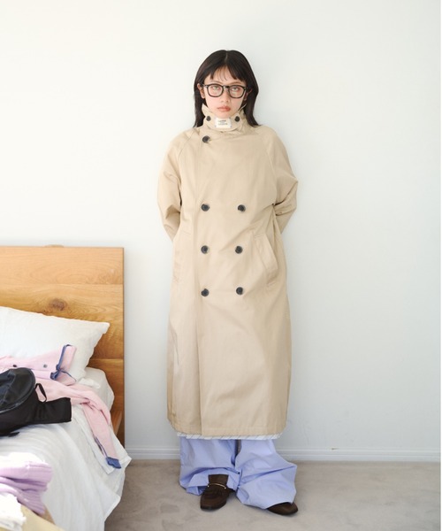 common gull products.(コモンガルプロダクツ)の「花の通り雨に吹かれるトレンチコート(トレンチコート・レディース・ネイビー/ベージュ系・SMALL/MEDIUM/LARGE)」の2枚目の写真