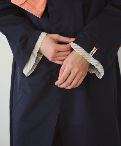 common gull products.(コモンガルプロダクツ)の「花の通り雨に吹かれるトレンチコート(トレンチコート・レディース・ネイビー/ベージュ系・SMALL/MEDIUM/LARGE)」の3枚目の写真