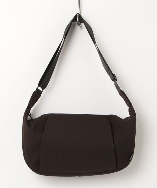 Un coeur(アンクール)の「【Un coeur/アンクール】CROISSANT SHOULDE / クロワッサン ショルダー TORO2 / K905078(ショルダーバッグ・メンズ・グレー/ネイビー/ブラック/ブラウン・FREE)」の3枚目の写真
