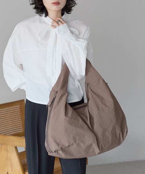 &MARKS(アンドマークス)の「N28【大容量・ポケット多数】ナイロンワンショルダーバッグ(ショルダーバッグ・レディース・ブラック/イエロー/ネイビー/ベージュ/レッド/ブラウン・FREE)」の2枚目の写真